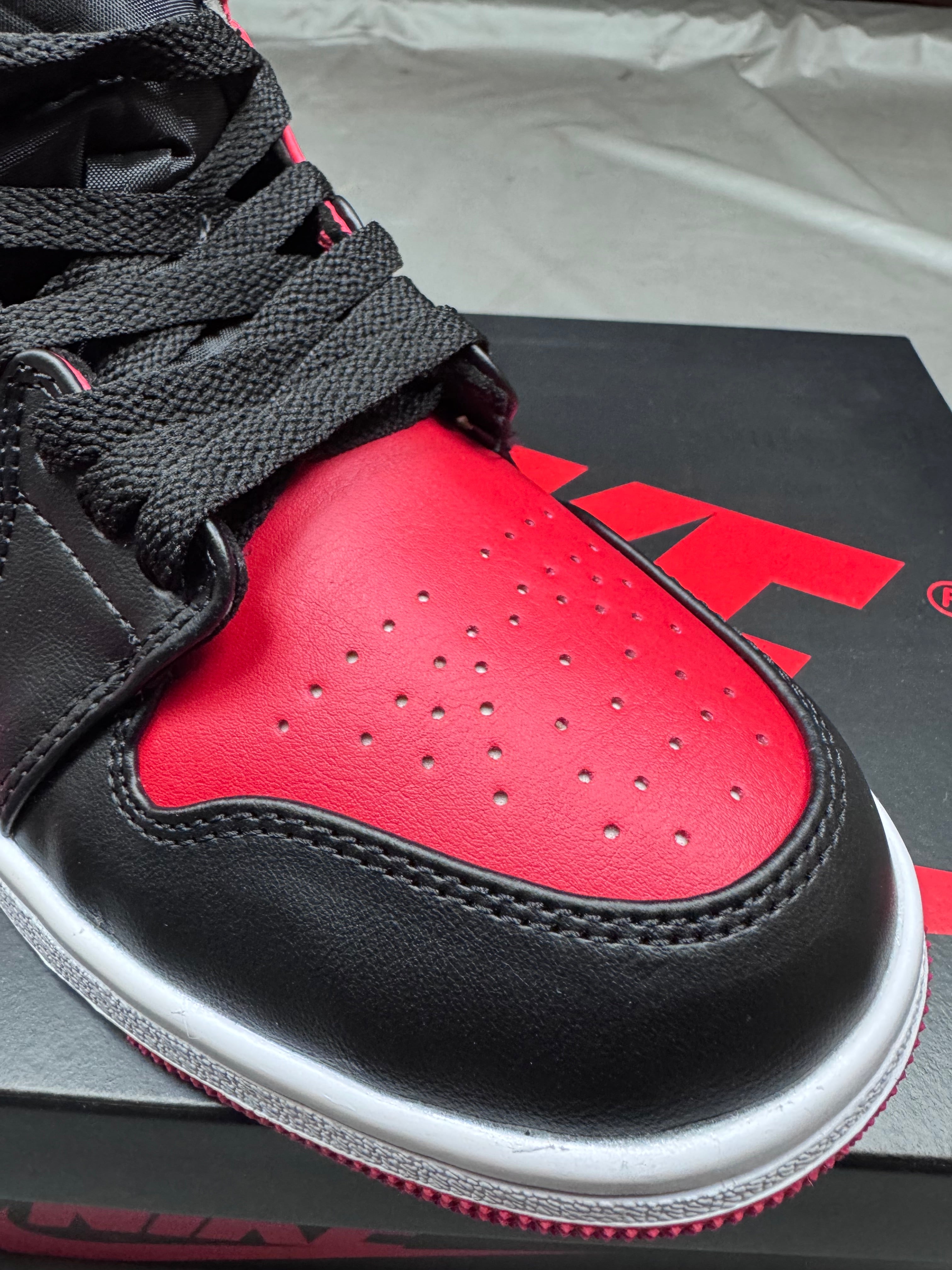 Jordan 1 Mid Banned Importación