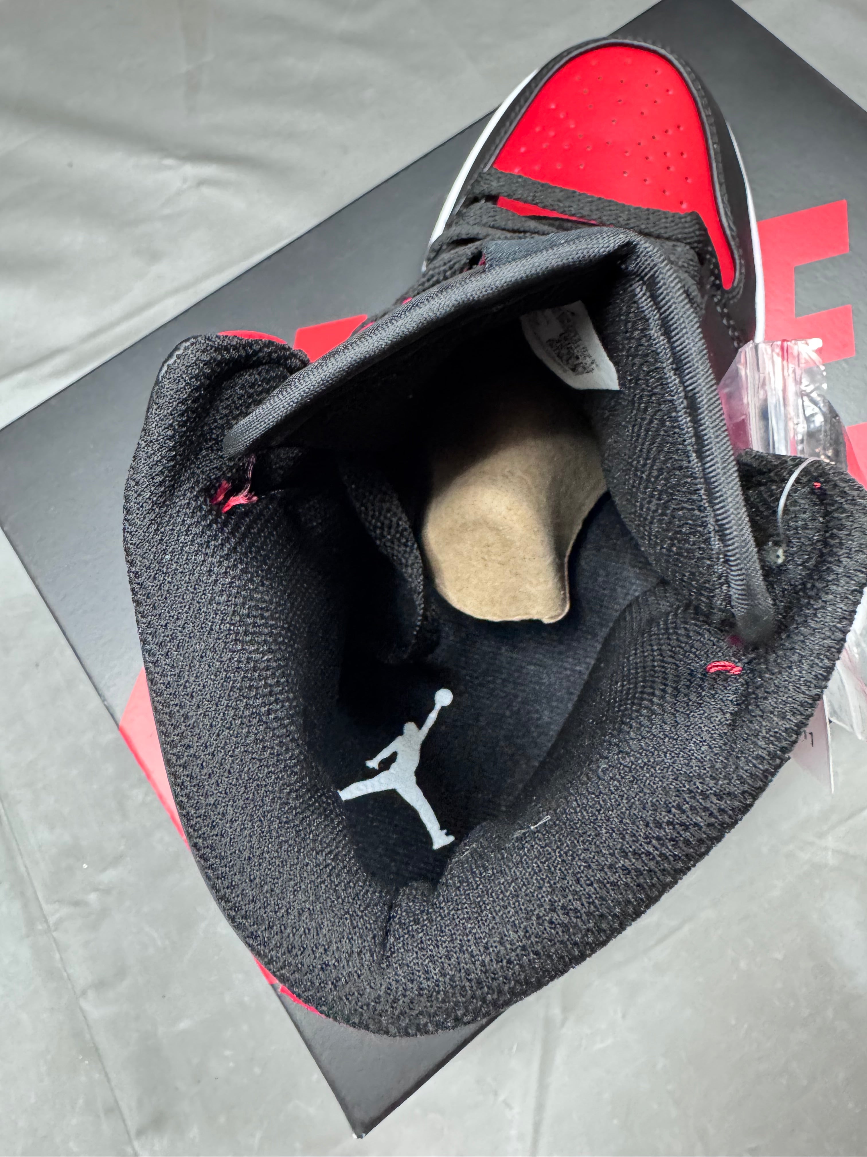 Jordan 1 Mid Banned Importación