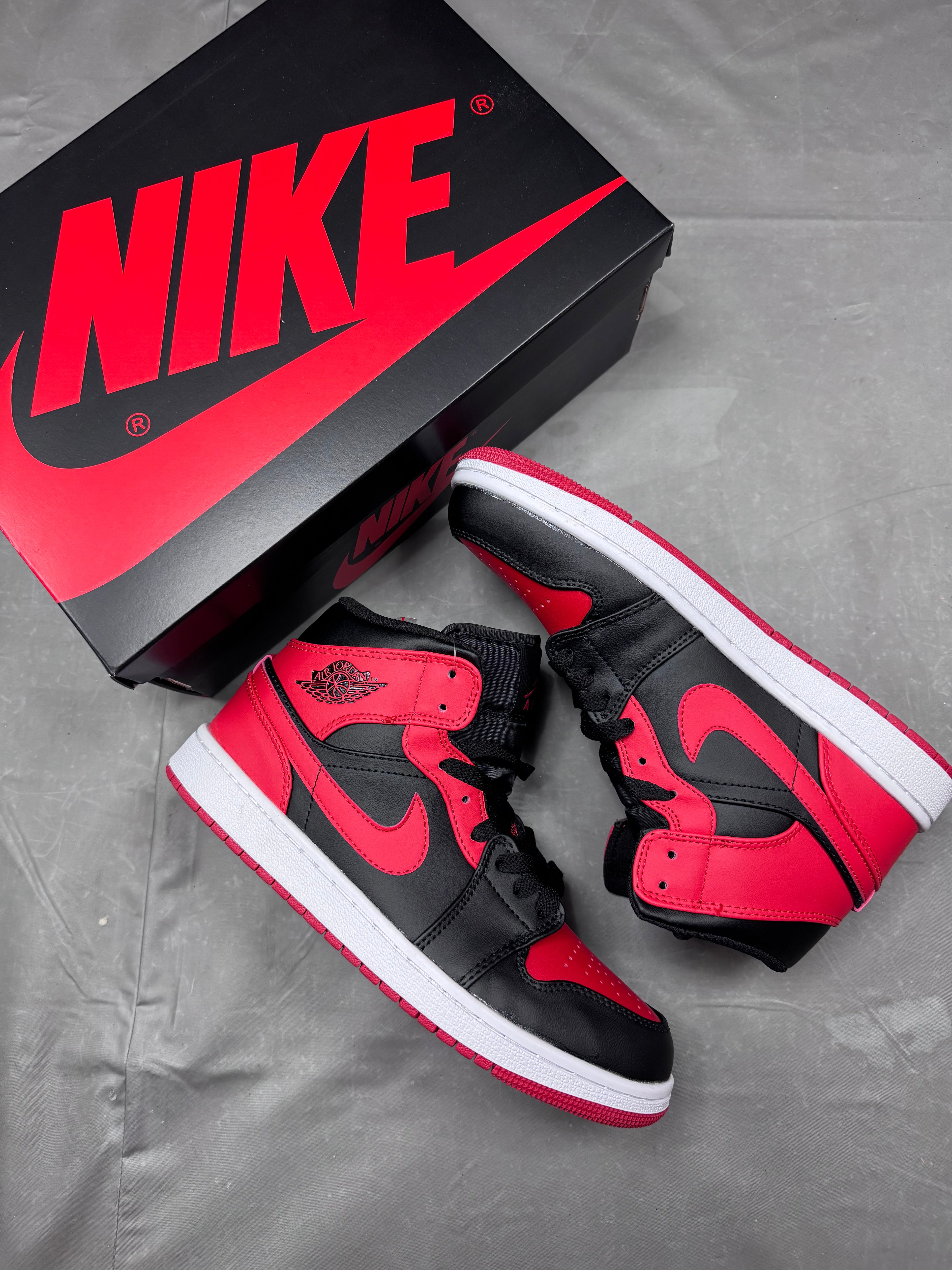 Jordan 1 Mid Banned Importación